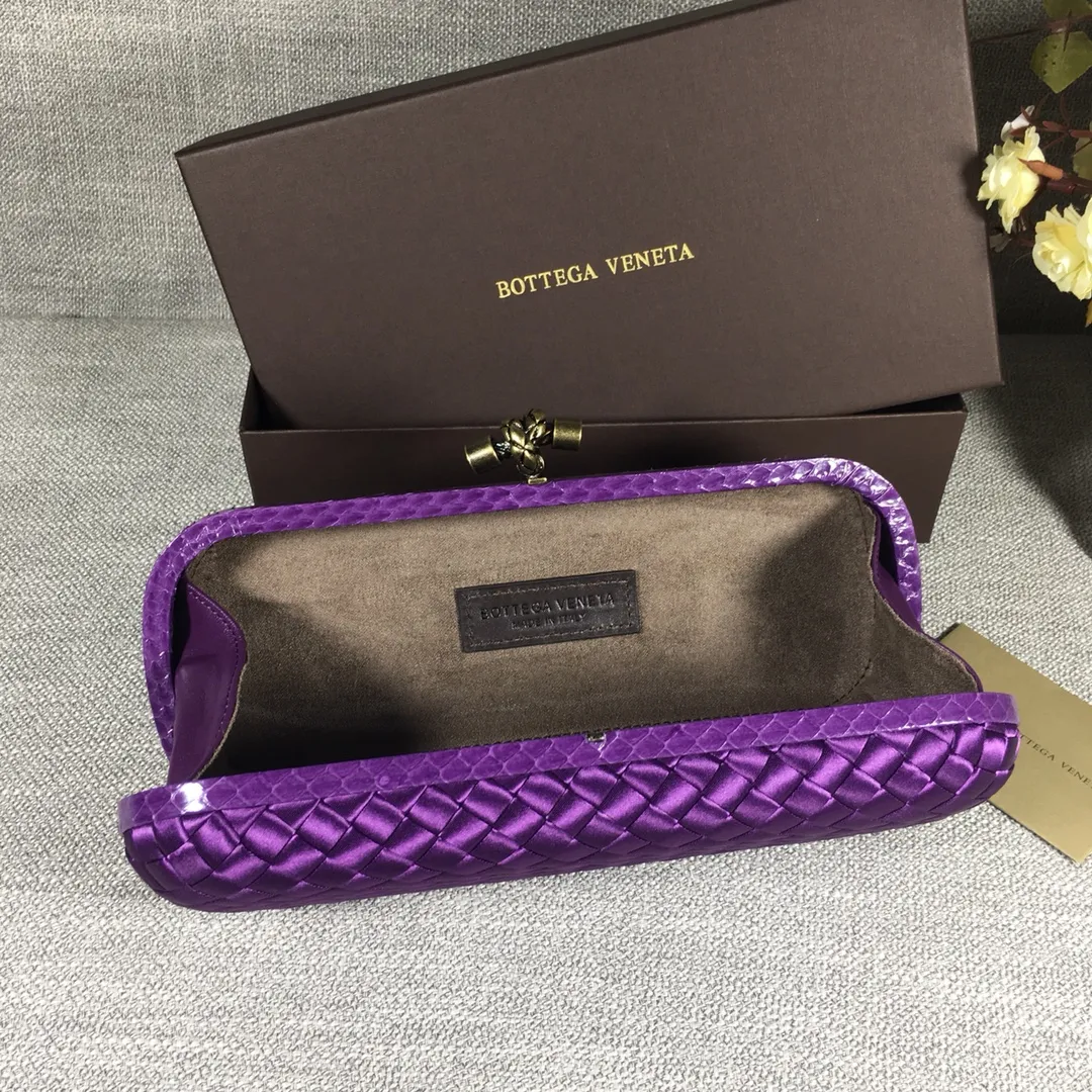 8651 Large Classic Dinner Bag ~~~Snake leather with ribbon ~~~Dense and slippery, not easy to fluff, can hold iPhones of all sizes! Size: 25cm*9.5cm*4cm